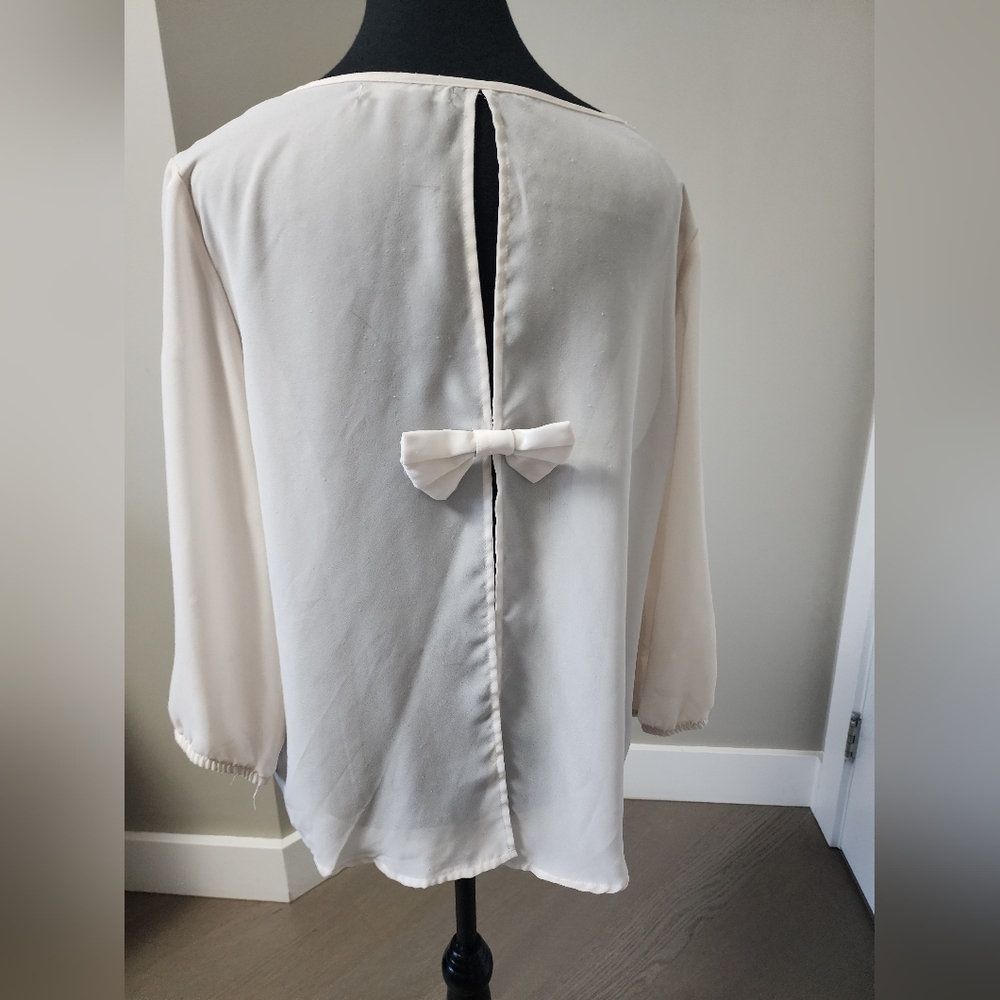 Suzy Sheir Cream Colored Flowing Blouse Open Back With Bow
